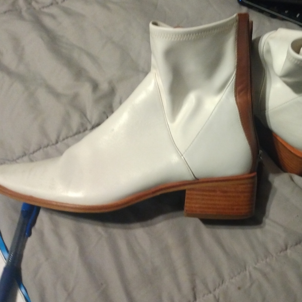 Linea Paolo White Ankle Boots with Low Heel and Brown Accent Size 8m Gently Used